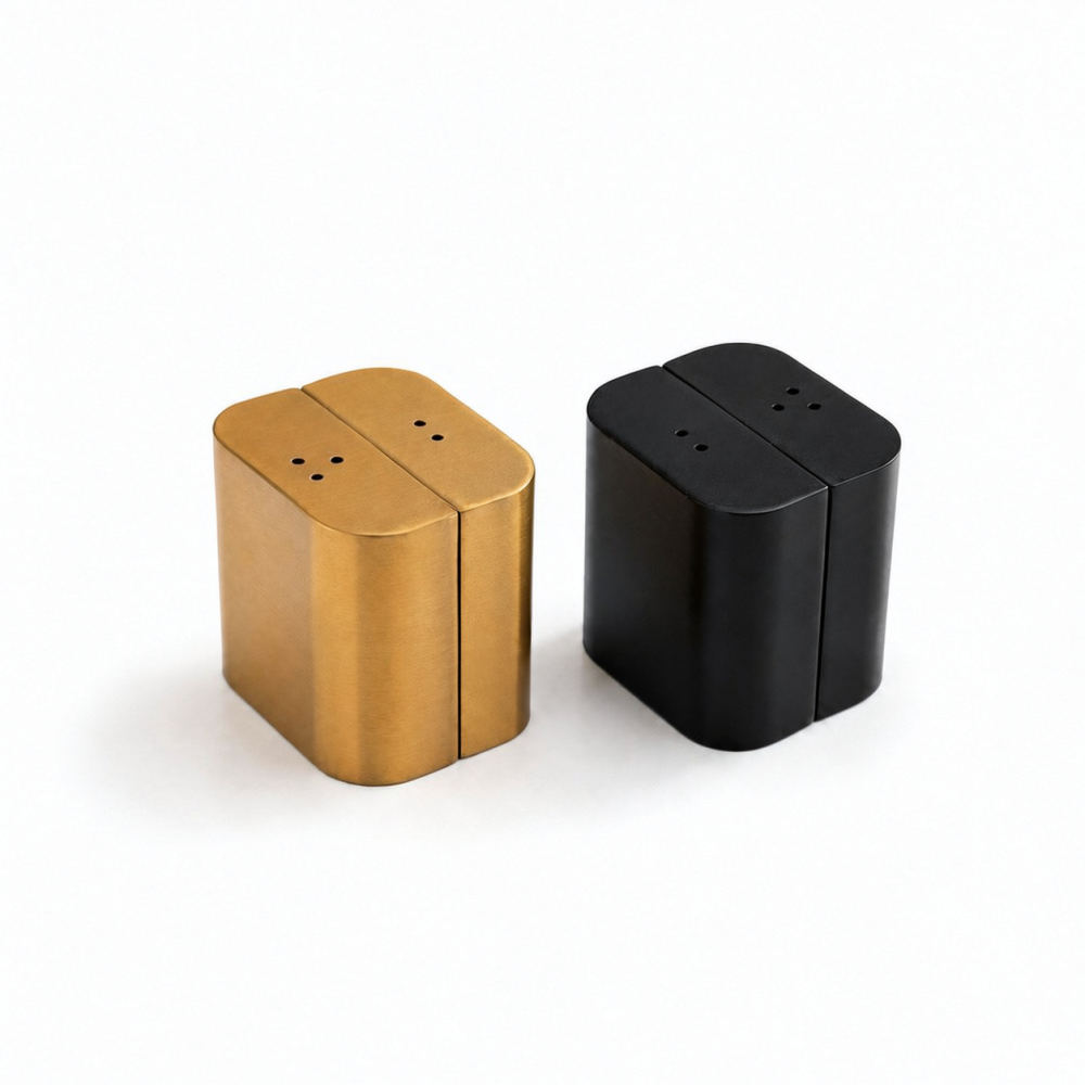 Kitchen Gadgets Gold - ゴールドのステンレス製スパイス容器。モダンなデザインの塩・胡椒入れ。金属製で、ダイニングテーブルに置くのに最適な調味料ディスペンサー。